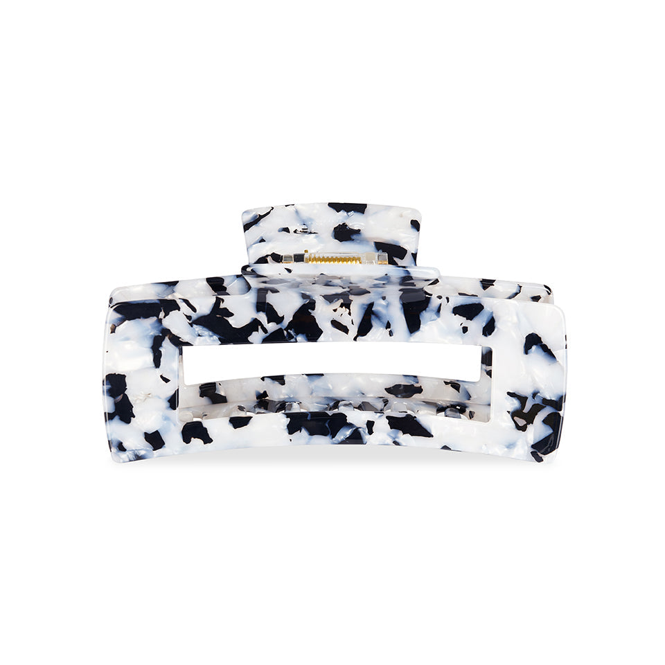 Unsere 13,5 cm breite Haarklammer im klassischen Tortoise-Design – stilvoller Allrounder aus stabilem Bio-Acetat.