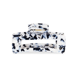 Unsere 13,5 cm breite Haarklammer im Schwarz-Weiß-Muster – aus langlebigem Bio-Acetat gefertigt für festen Halt und cleanen Look.