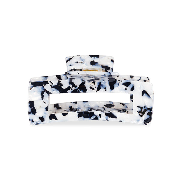 Unsere 13,5 cm breite Haarklammer im Schwarz-Weiß-Muster – aus langlebigem Bio-Acetat gefertigt für festen Halt und cleanen Look.