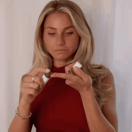 Antonia pflegt ihre Lippen mit Hipi Faible im Bewegbild.