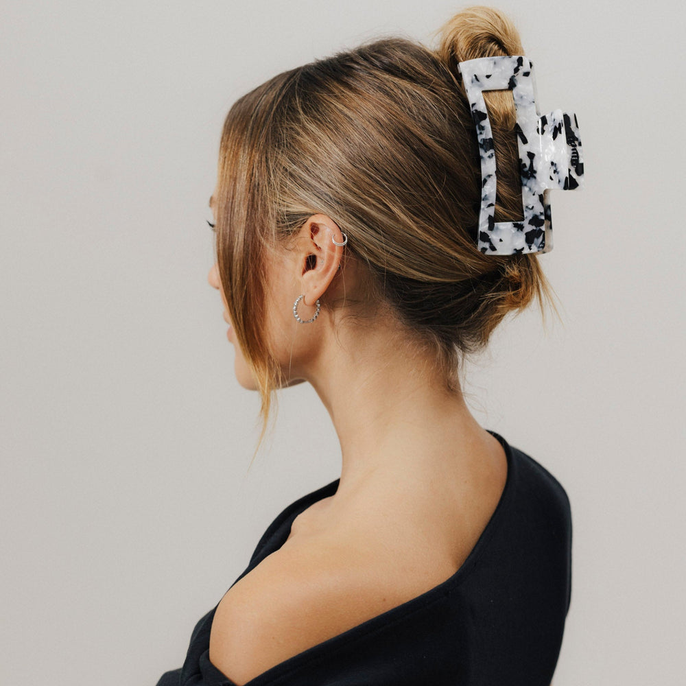 Unsere 13,5 cm breite Haarklammer im klassischen Tortoise-Design – stilvoller Allrounder aus stabilem Bio-Acetat.