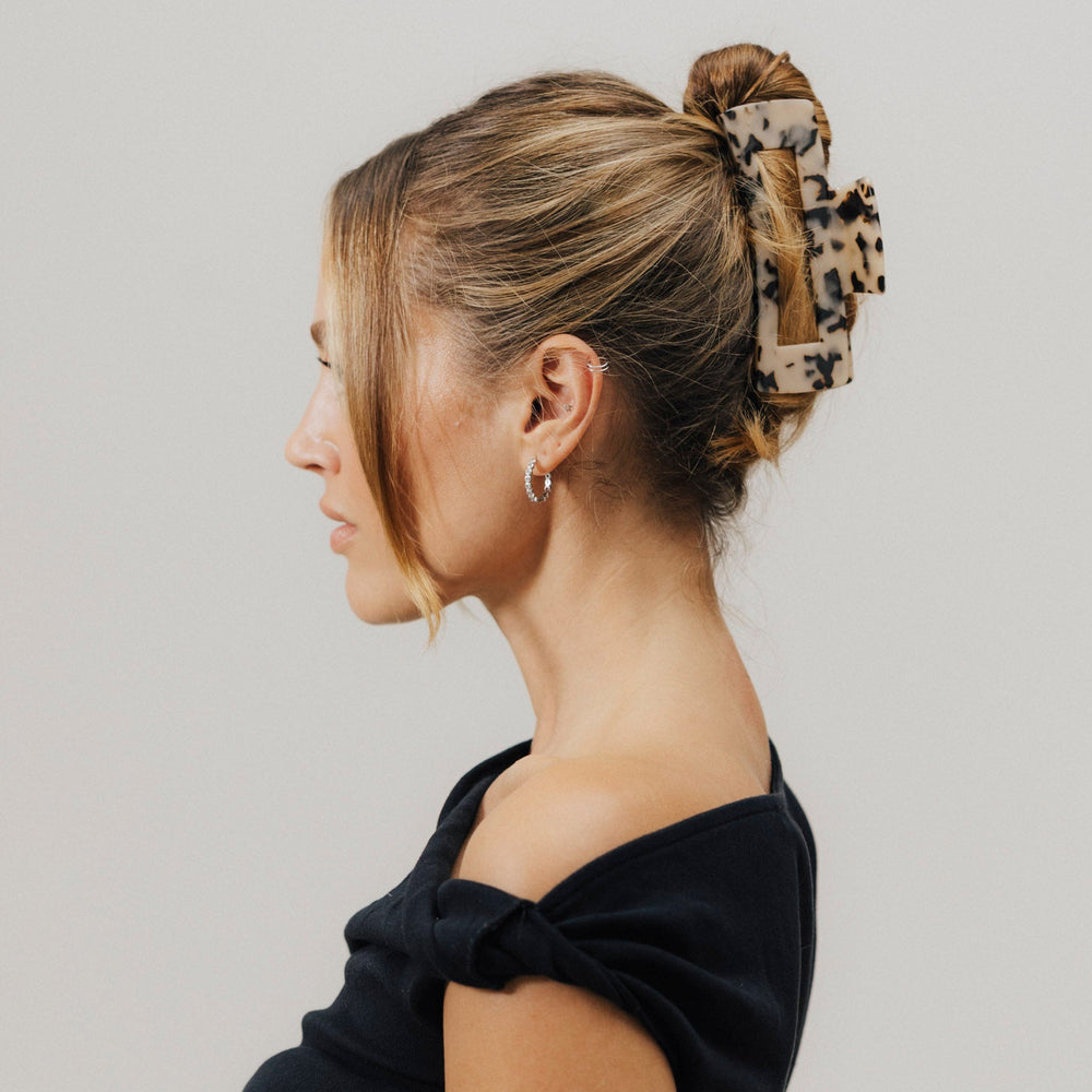 Unsere 13,5 cm breite Haarklammer im klassischen Tortoise-Design – stilvoller Allrounder aus stabilem Bio-Acetat.