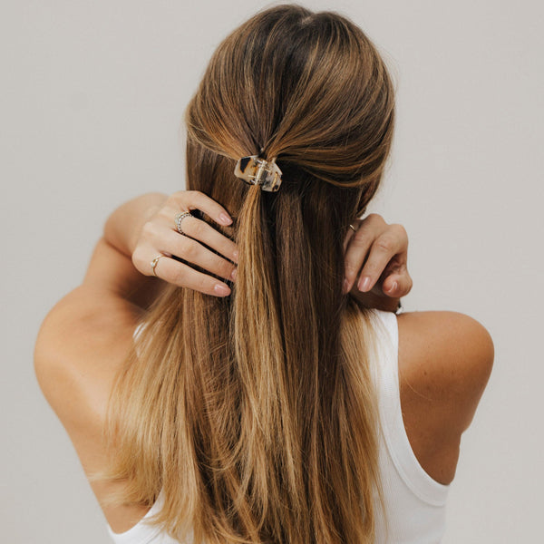 Rückansicht einer Frau mit Half-Bun-Frisur, gestylt mit unserer Mini-Haarklammer in der Farbe Tortoise (3,5 cm) – ideal für feines bis mittleres Haar.