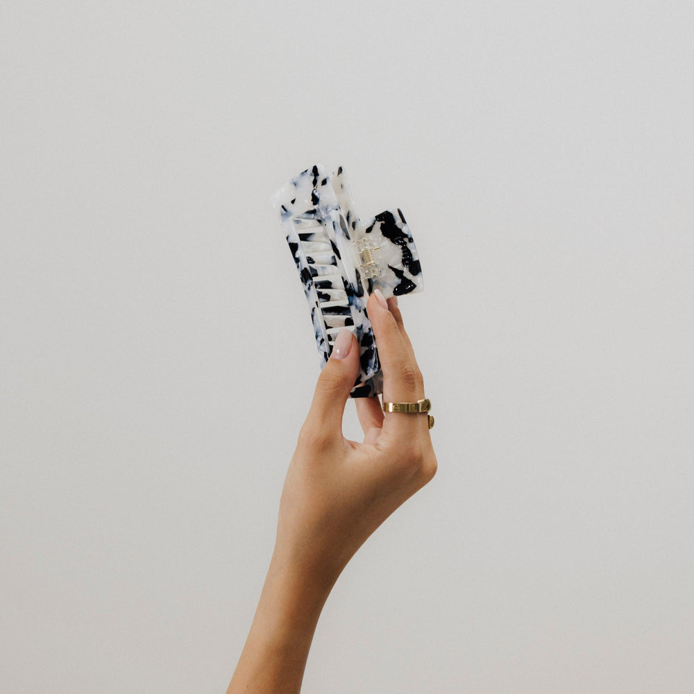 Unsere 10,5 cm Haarklammer aus Bio Acetat im Tortoise-Muster in schwarz-weiß