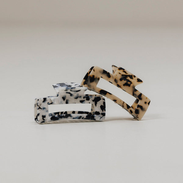 Unsere zwei 10,5 cm Haarklammern im Tortoise Muster, rechts in schwarz-weiß und links in braun-beige.