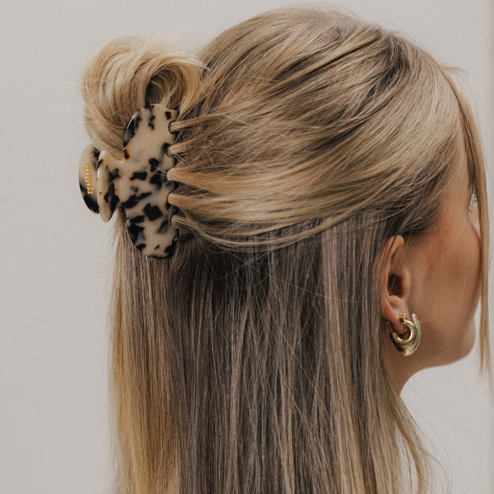 Unsere 8,5 cm lange geschwungene Haarklammer in Shell auf weißem Hintergrund.