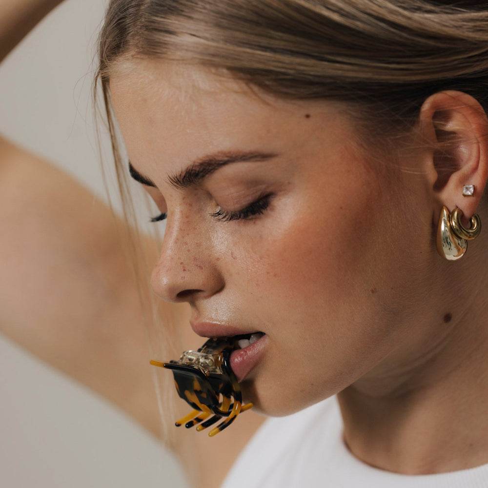 Detailansicht unserer 3,5 cm großen Mini-Haarklammer in Tortoise aus Bio-Acetat – mit goldener „gillie“-Gravur auf der Oberseite.