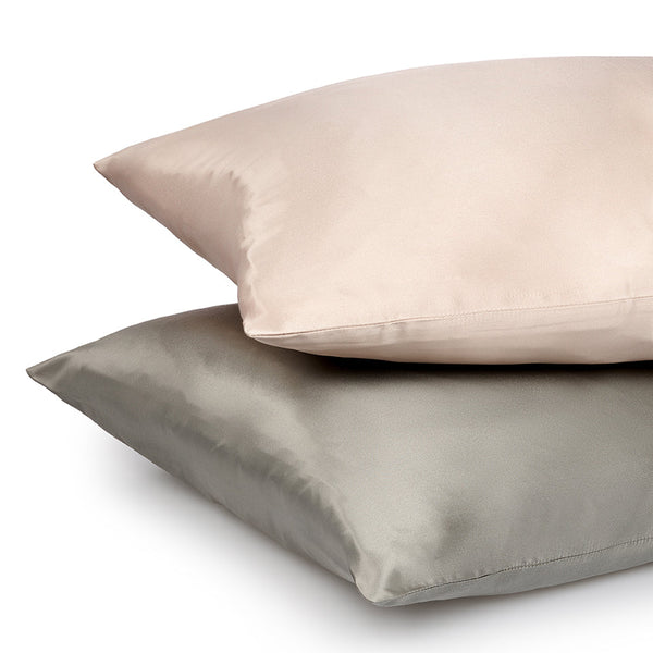 Unsere Kissenbezüge aus 100 % Maulbeerseide in den Farben Shell (helles Beige) und Stone (edles Grau) – luxuriöses Schlafgefühl in stilvollem Duo.