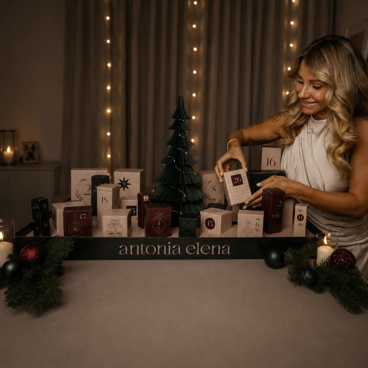 Antonia Elena Adventskalender mit 26 Geschenkboxen und beleuchtetem Weihnachtsbaum
