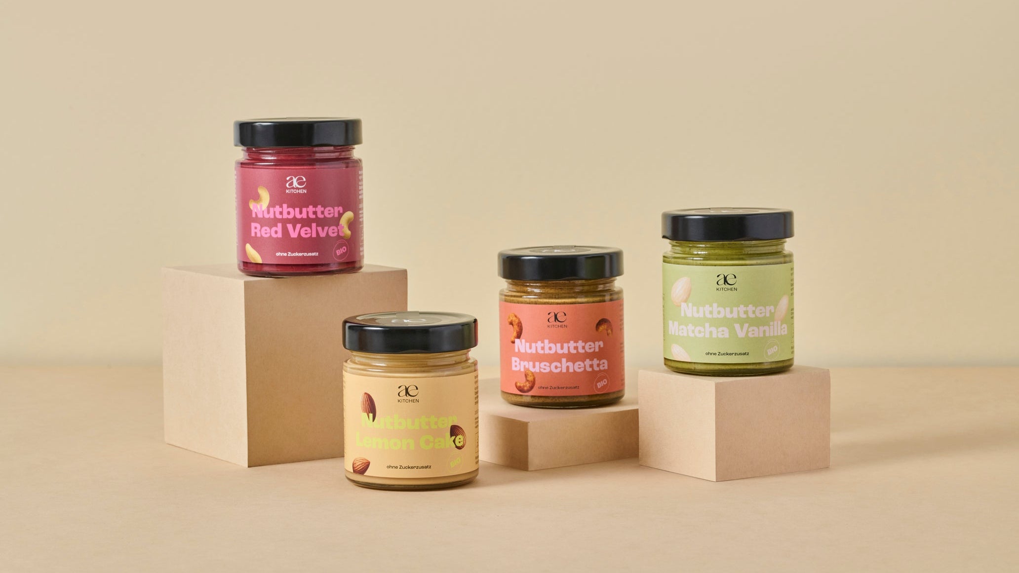 Vier Sorten Nutbutter von ae kitchen auf unterschiedlich hohen Podesten arrangiert: Red Velvet, Lem