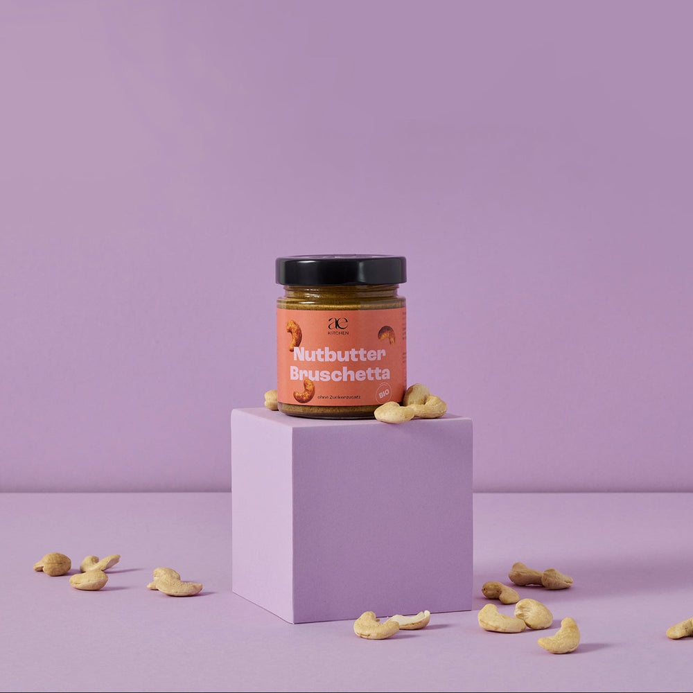 Vier Sorten Nutbutter von ae kitchen auf unterschiedlich hohen Podesten arrangiert: Red Velvet, Lemon Cake, Bruschetta und Matcha Vanilla.