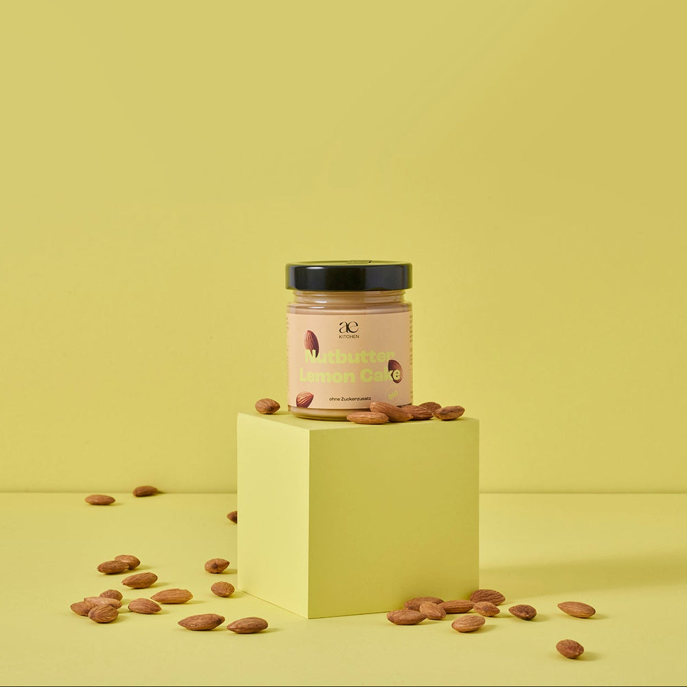 Vier Sorten Nutbutter von ae kitchen auf unterschiedlich hohen Podesten arrangiert: Red Velvet, Lemon Cake, Bruschetta und Matcha Vanilla.
