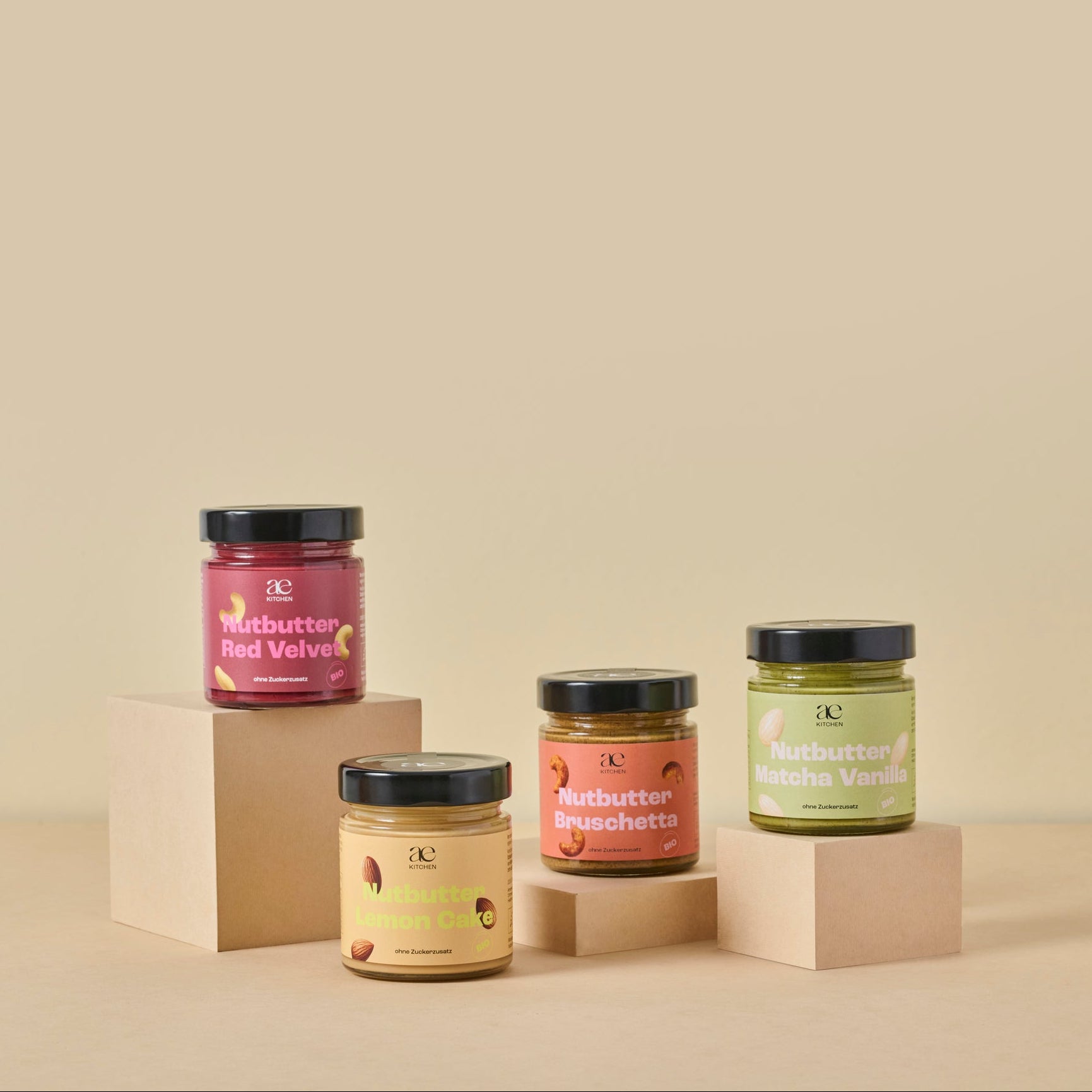 vier Nussmuse von ae KITCHEN auf verschiedenen Podest Höhen. 