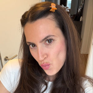 Haarfrisur an Frau mit gillie Haarpangen