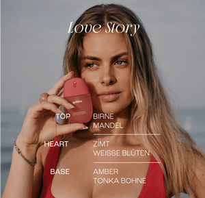 Model mit gillie Love Story Hair & Body Spritz und Duftpyramide mit Birne, Mandel, weißen Blüten, Zimt, Tonkabohne und Amber.