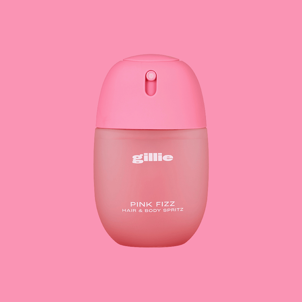 gillie Love Story Hair & Body Spritz auf korallfarbenem Hintergrund mit der Duftkategorie Floral.