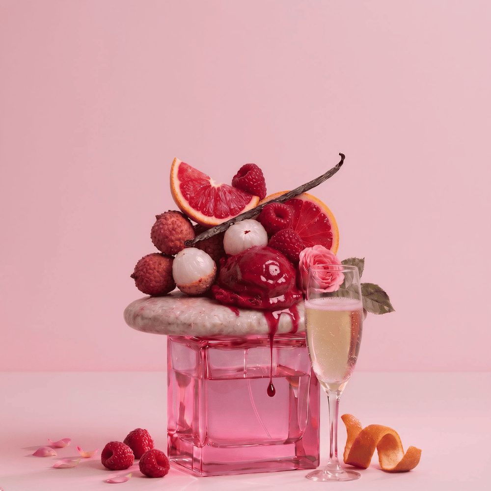 gillie Love Story Hair & Body Spritz auf korallfarbenem Hintergrund mit der Duftkategorie Floral.