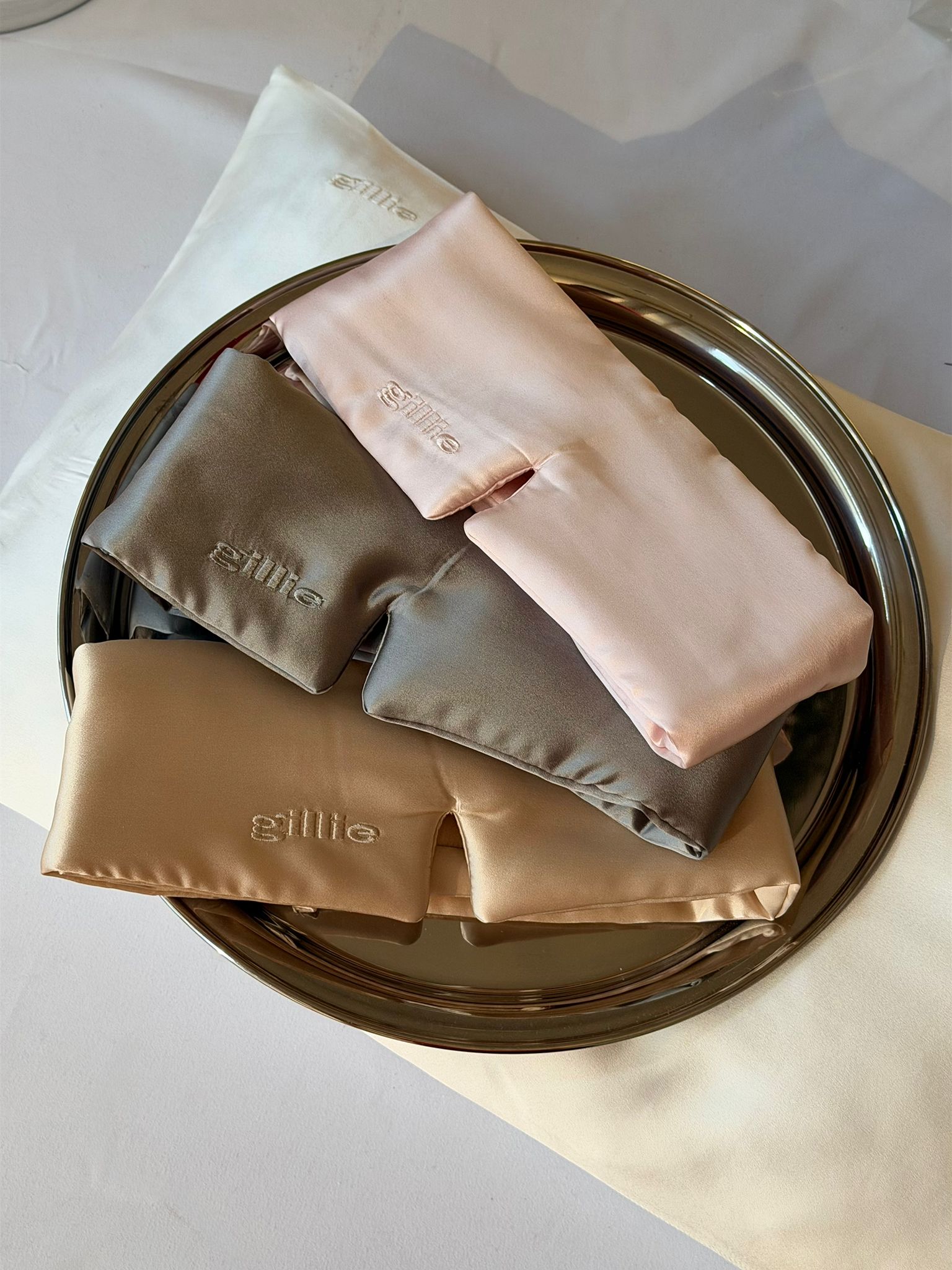 gillie Seiden Schlafmasken in grau, beige und rosa.