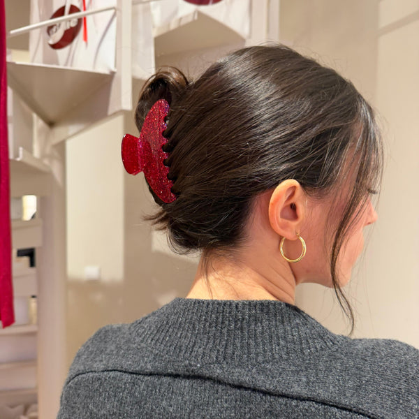 amy haarklammer red glitter im dunklen Haar