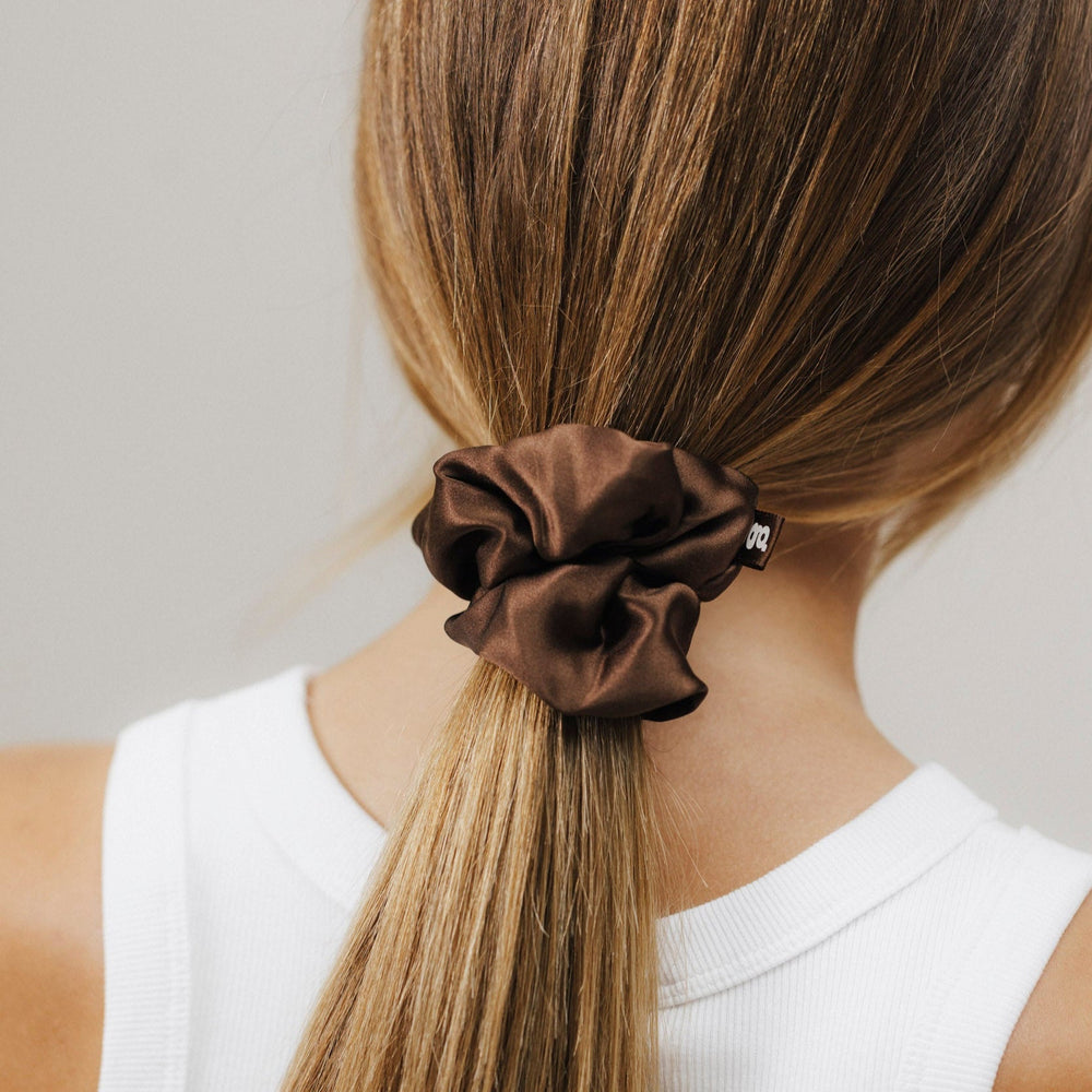 Braunes M Seiden Scrunchie