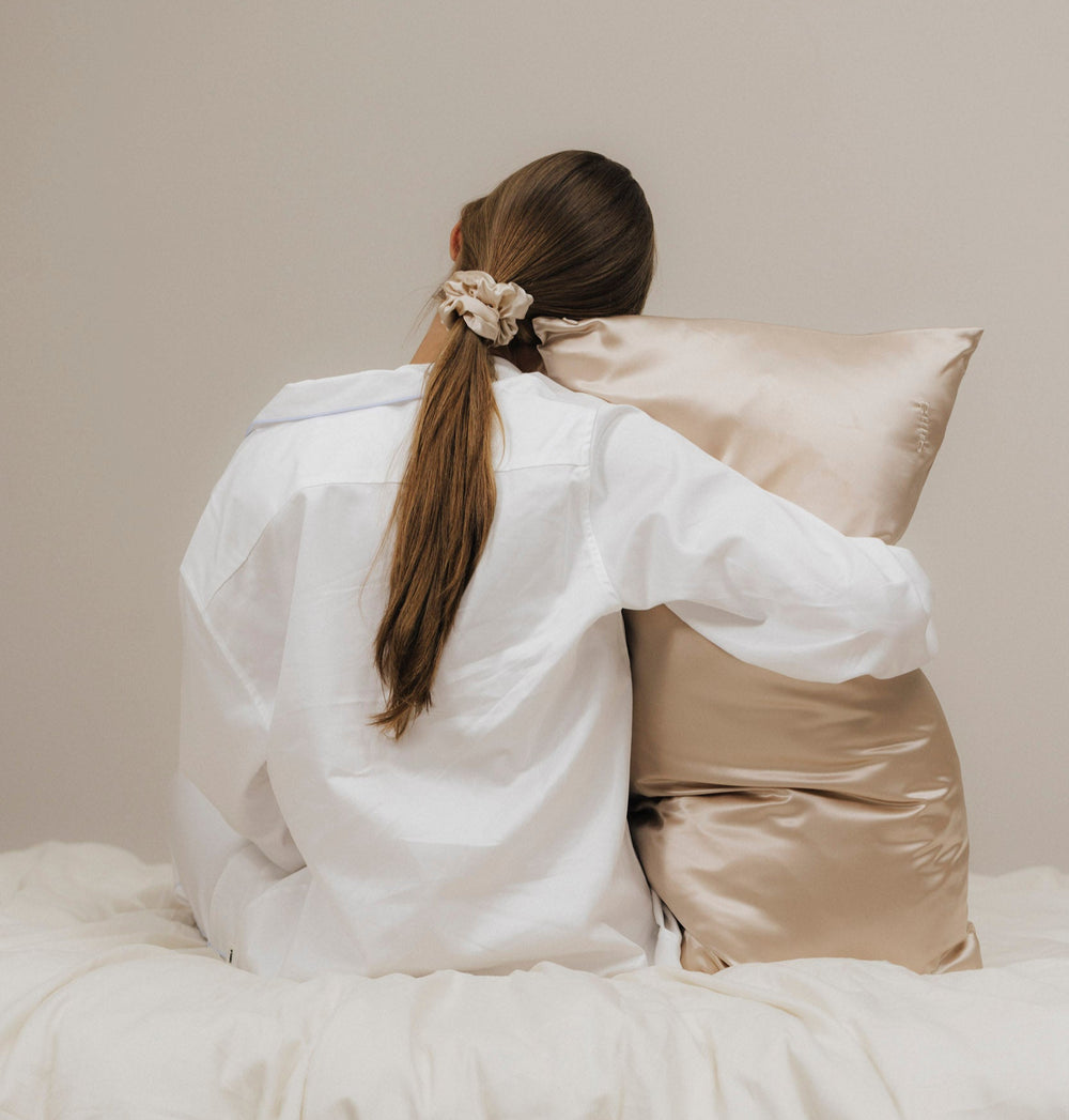 Kissenbezug aus reiner Maulbeerseide in Beige – zeitloses Design für strahlend schöne Haut & Haare.