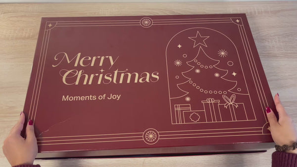 Der Adventskalender wird aufgebaut mit einer Lichterkette und einem Tannenbaum.